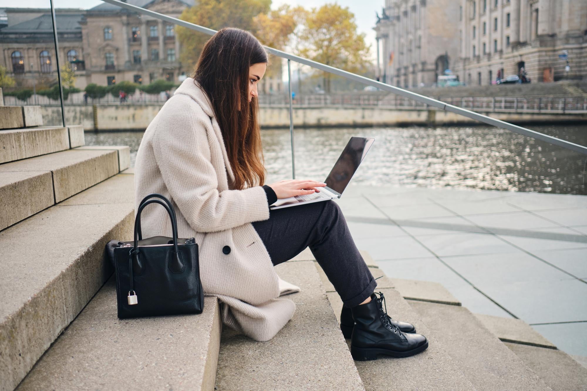 The Ultimate Digital Nomad's Guide to Staying Organized on the Go